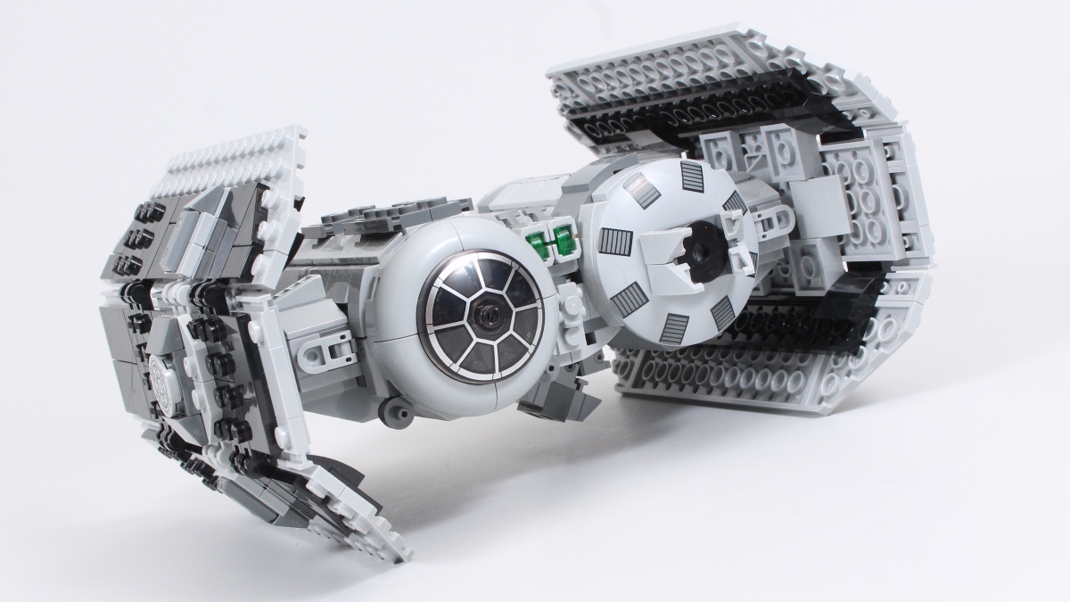 REGARDER: Le nouveau LEGO est-il Star Wars Le bombardier TIE est
