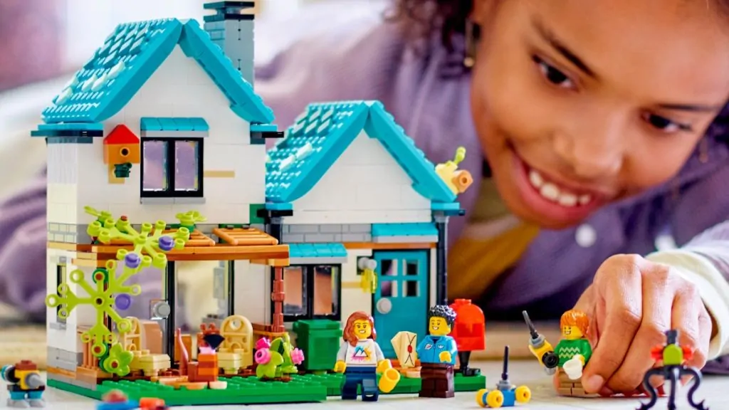 LEGO Creator 31139 cosy house lifestyle 1 featured