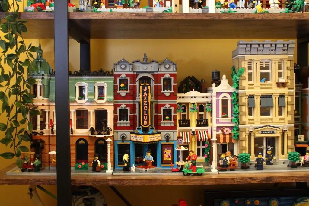 LEGO Icons 10312 Modular Buildings Collection - Jazz Club : A great night  out on the town modular [Review] - The Brothers Brick