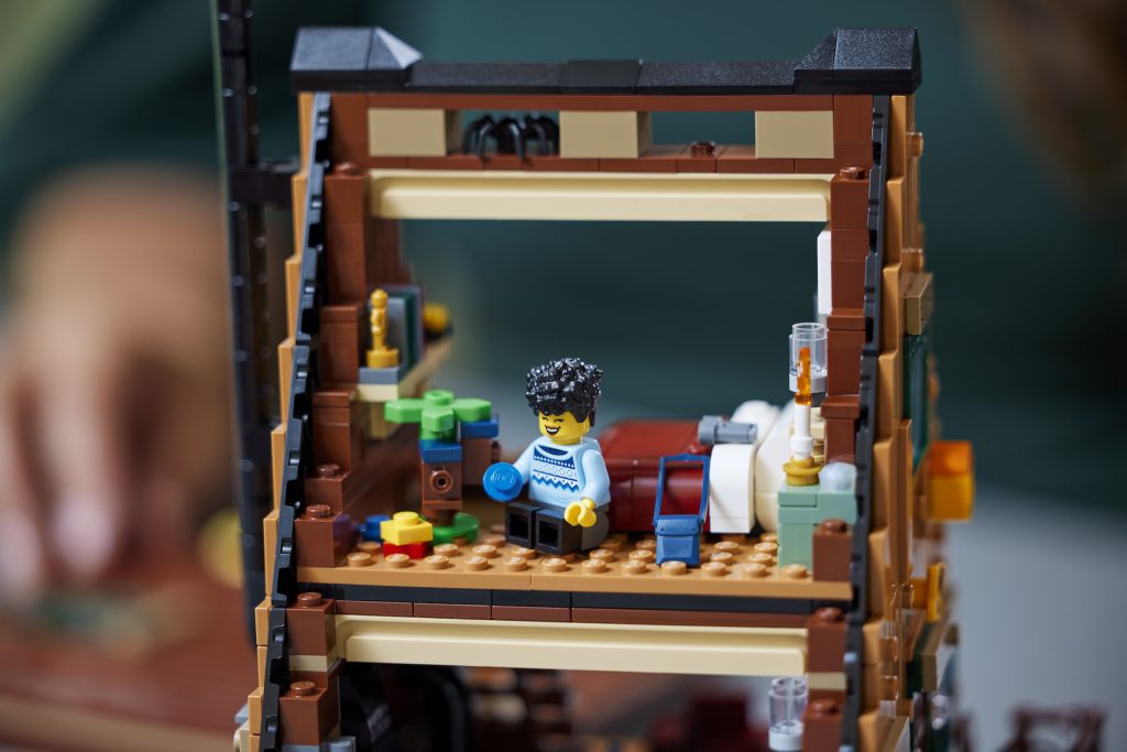 LEGO Ideas 21338 A Frame Cabin 19