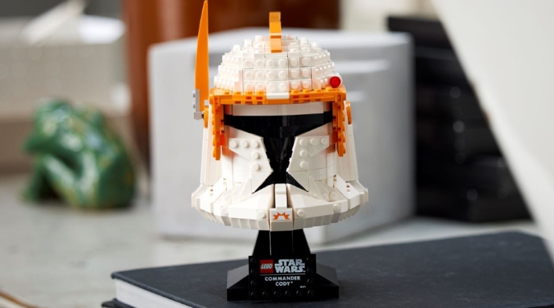 LEGO Star Wars 75350 Clone Commander Cody helmet lifestyle 2 featured