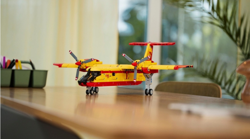Stile di vita dell'aereo dei vigili del fuoco LEGO Technic 42152 in primo piano