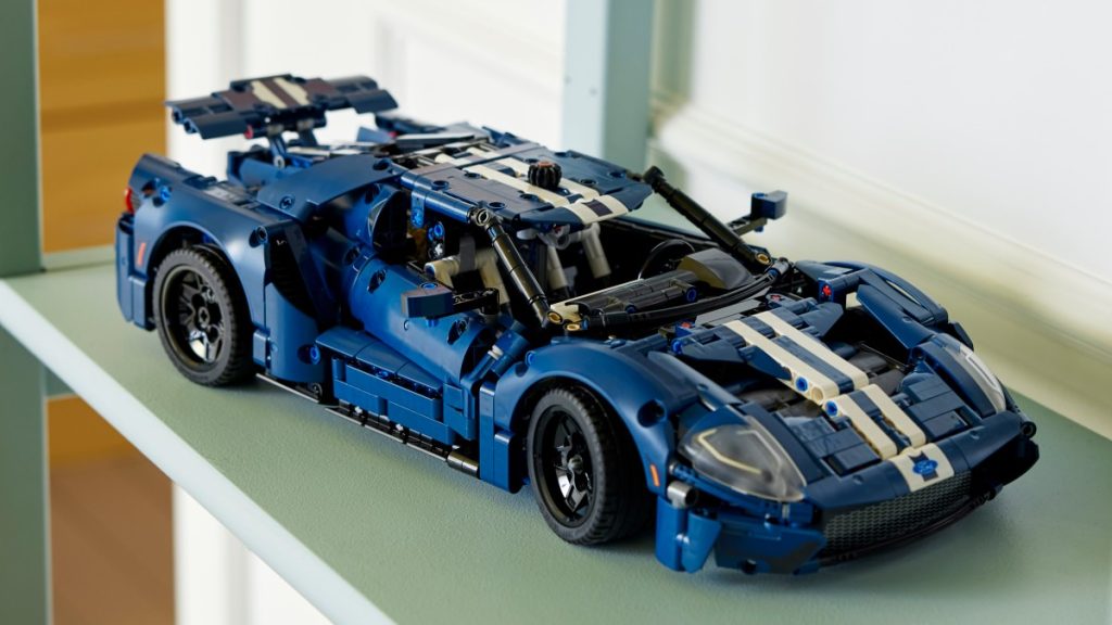 LEGO Technic 42154 2022 Ford GT in primo piano