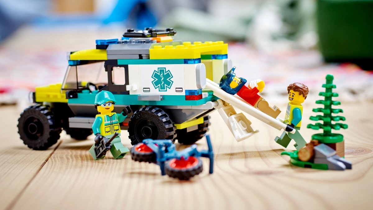Full LEGO 40582 4×4 Off-Road Ambulance Rescue images