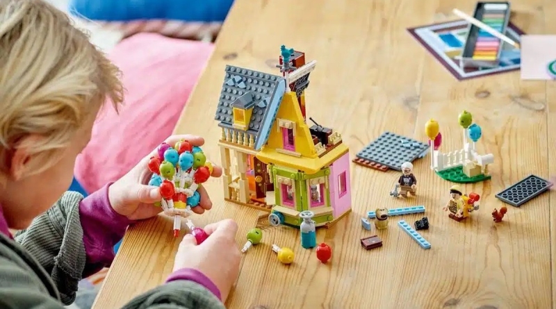 LEGO Disney 43217 up house lifestyle 2 in primo piano