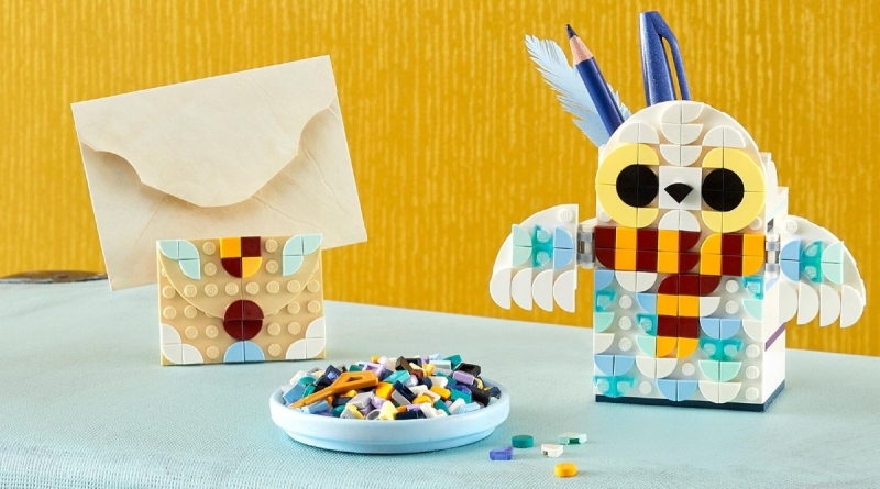 LEGO Harry Poter dots 41809 Hedwig Pencil Holder lifestyle featured
