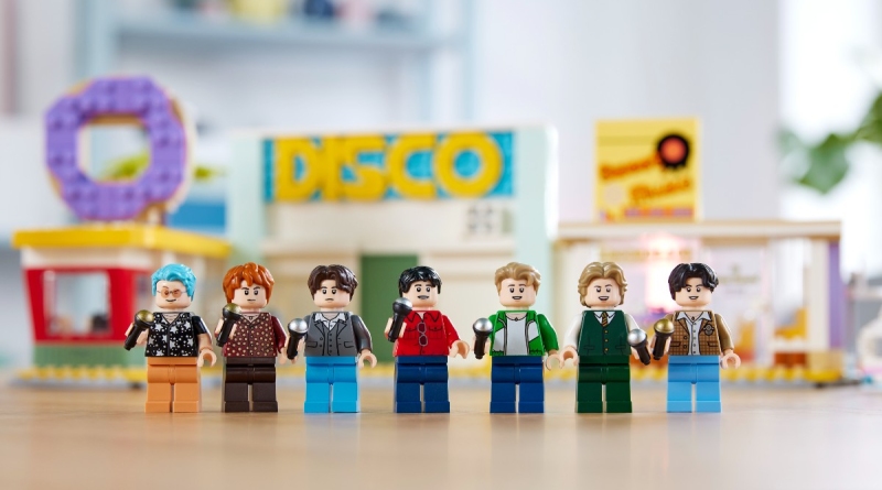 LEGO Ideas 21339 BTS Dynamite lifestyle minifigures featured