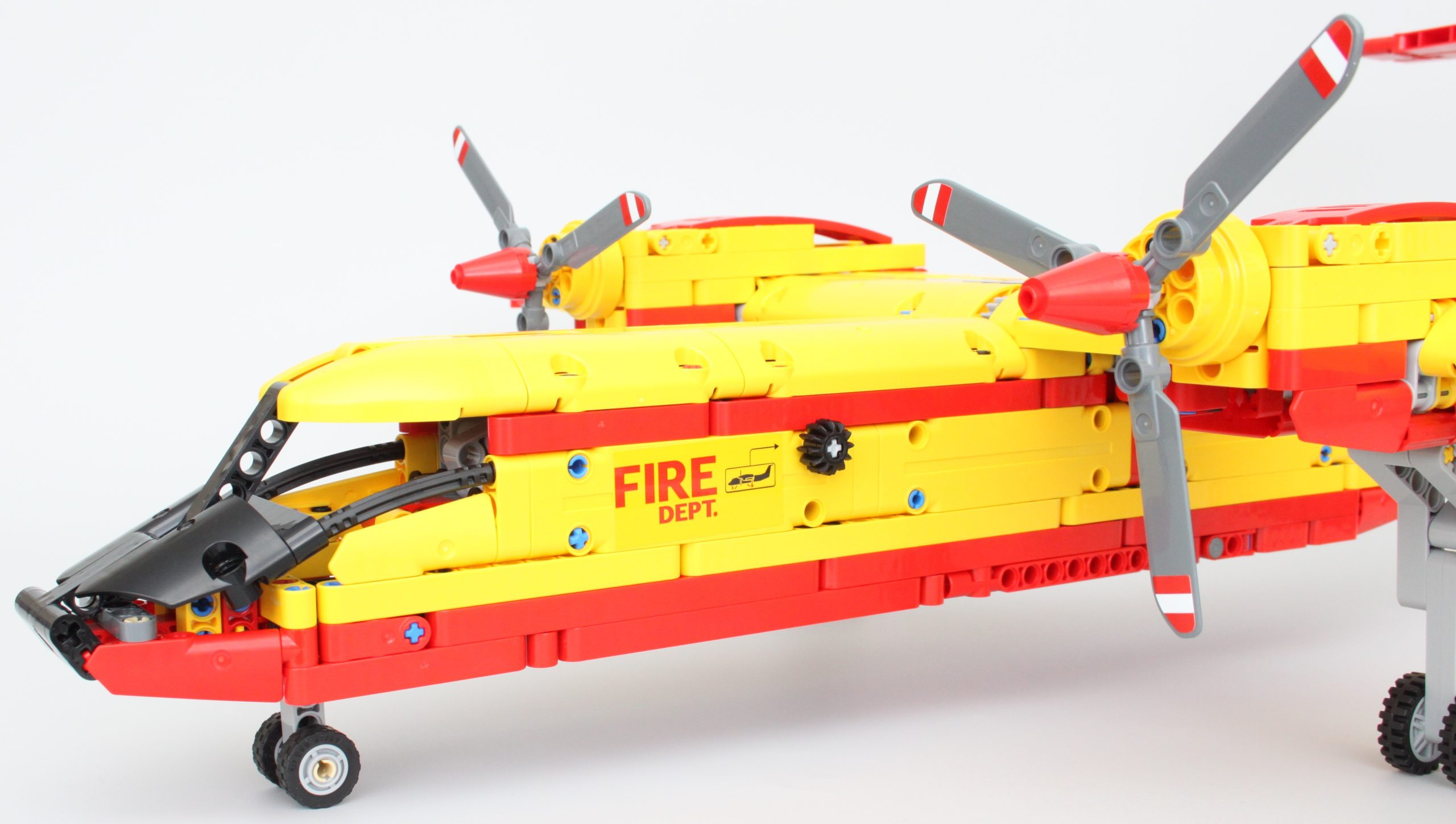 Revue et galerie de l'avion de pompier LEGO Technic 42152