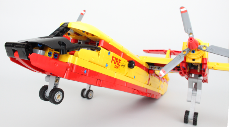Recensione dell'aereo dei pompieri LEGO Technic 42152 in primo piano