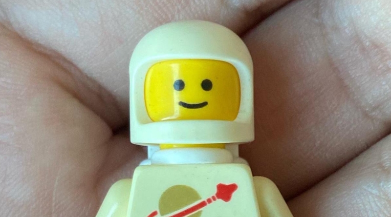 REDDIT LEGO Classic Space astronaut sun bleached yellow featured