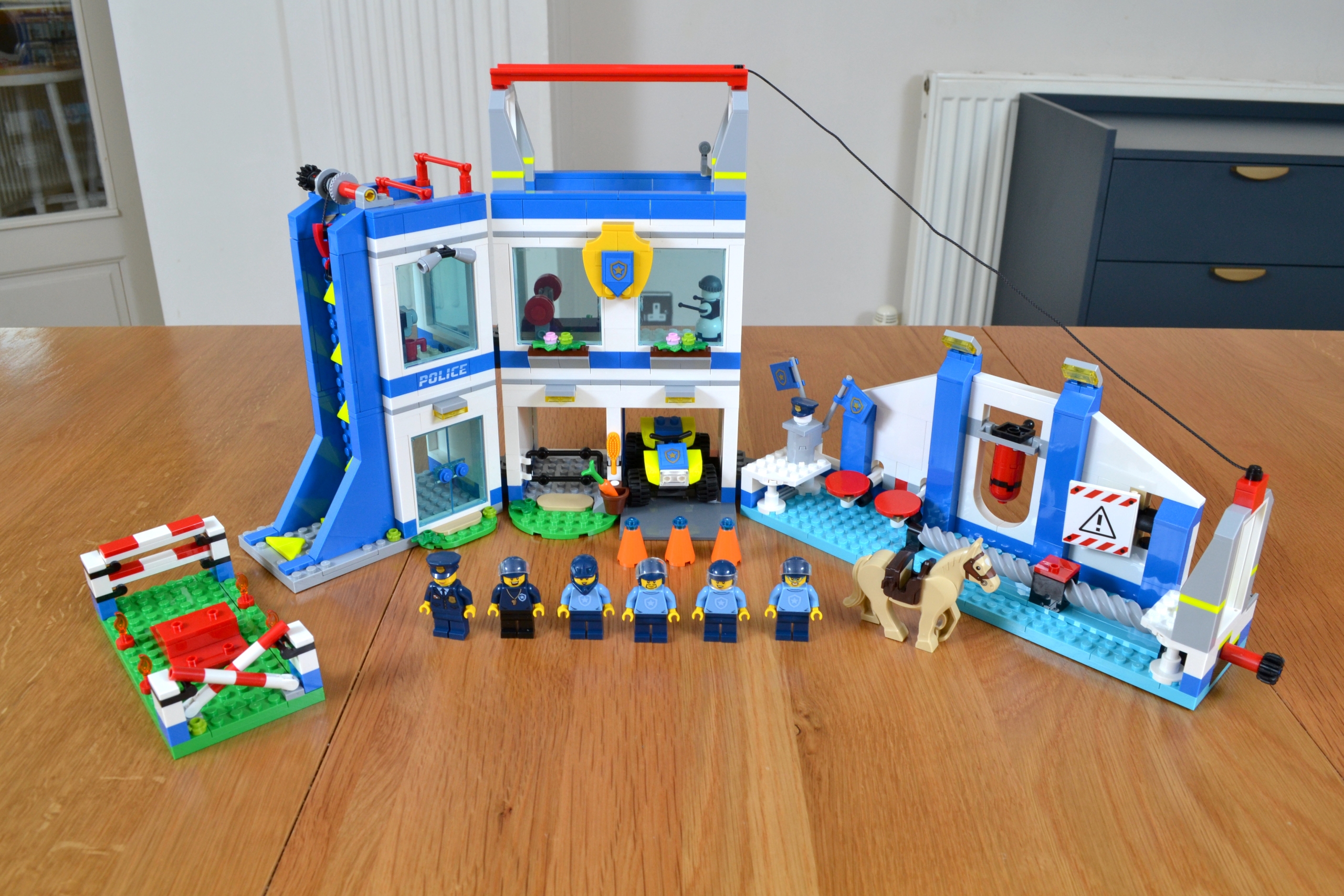 LEGO City 60372: Police Training Academy (2023) - Unboxing and speed  building 