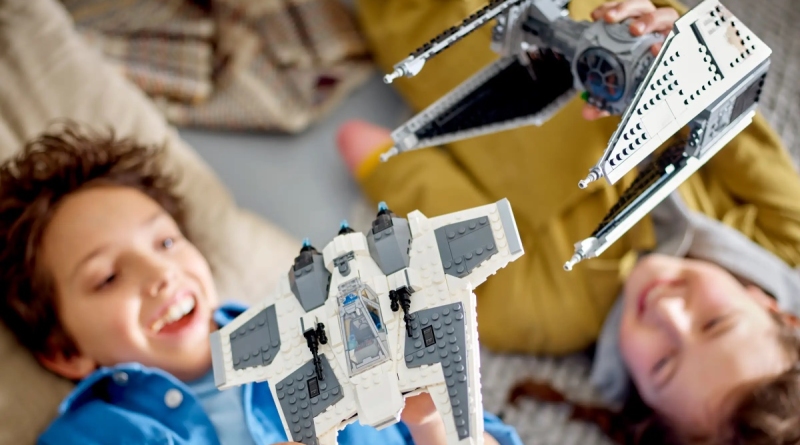 LEGO Star Wars 75348 Mandalorian Fang Fighter vs. TIE Interceptor presentado