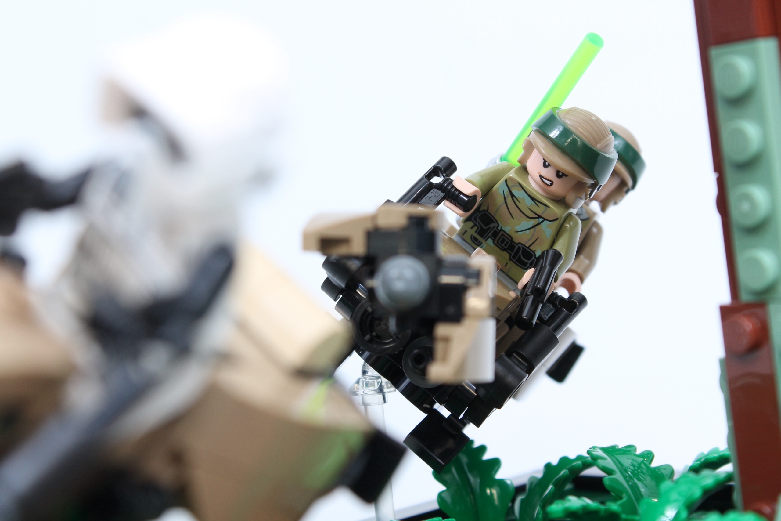 LEGO Star Wars 75353 Endor Speeder Chase Diorama revue 6 à l'échelle