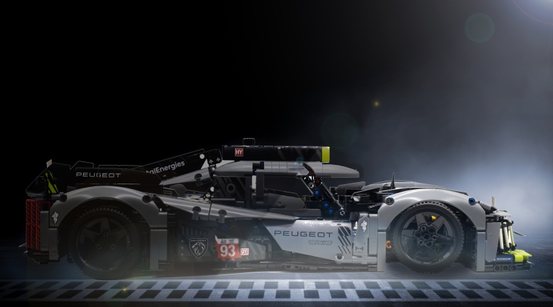 LEGO Technic 42156 PEUGEOT 9X8 24H Le Mans Hybrid Hypercar featured 2