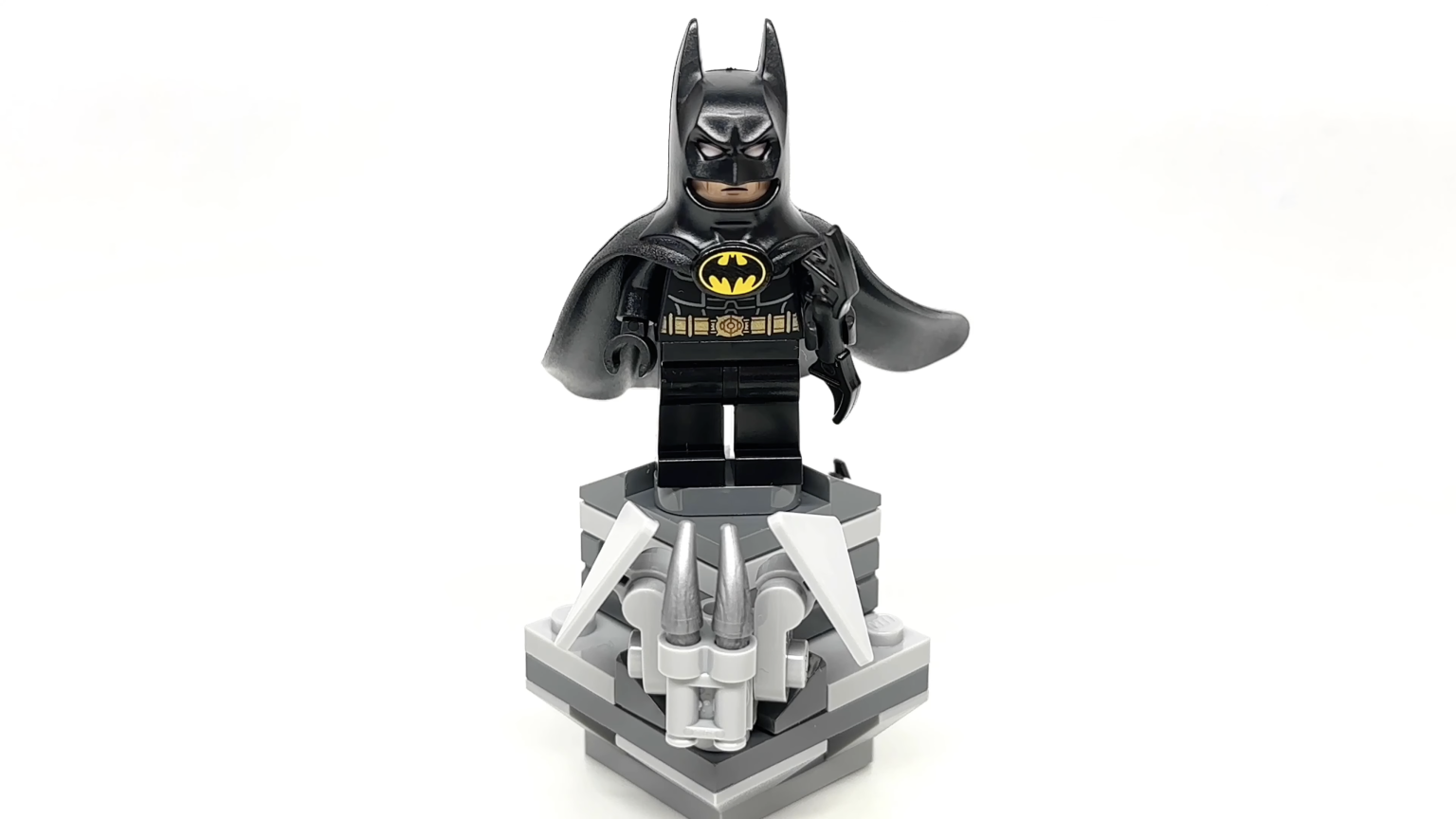 First look at brand new LEGO DC 30653 Batman 1992 polybag
