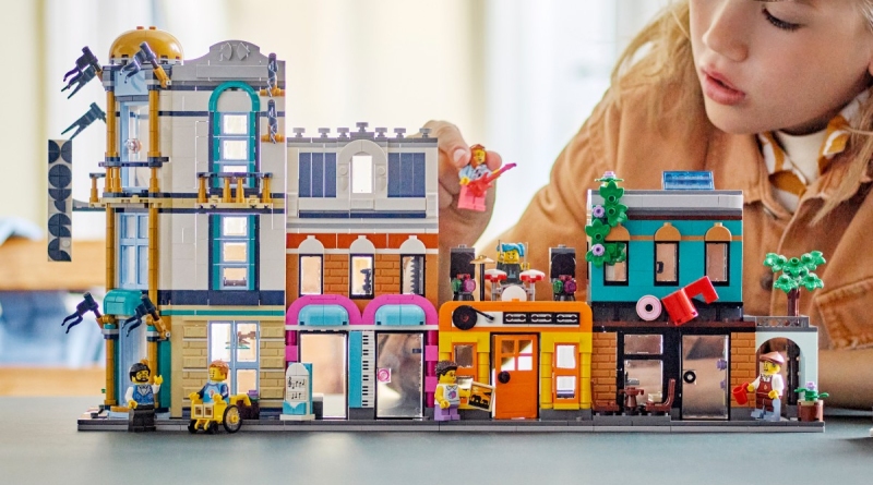 LEGO Creator 31141 Main street lifestyle featured