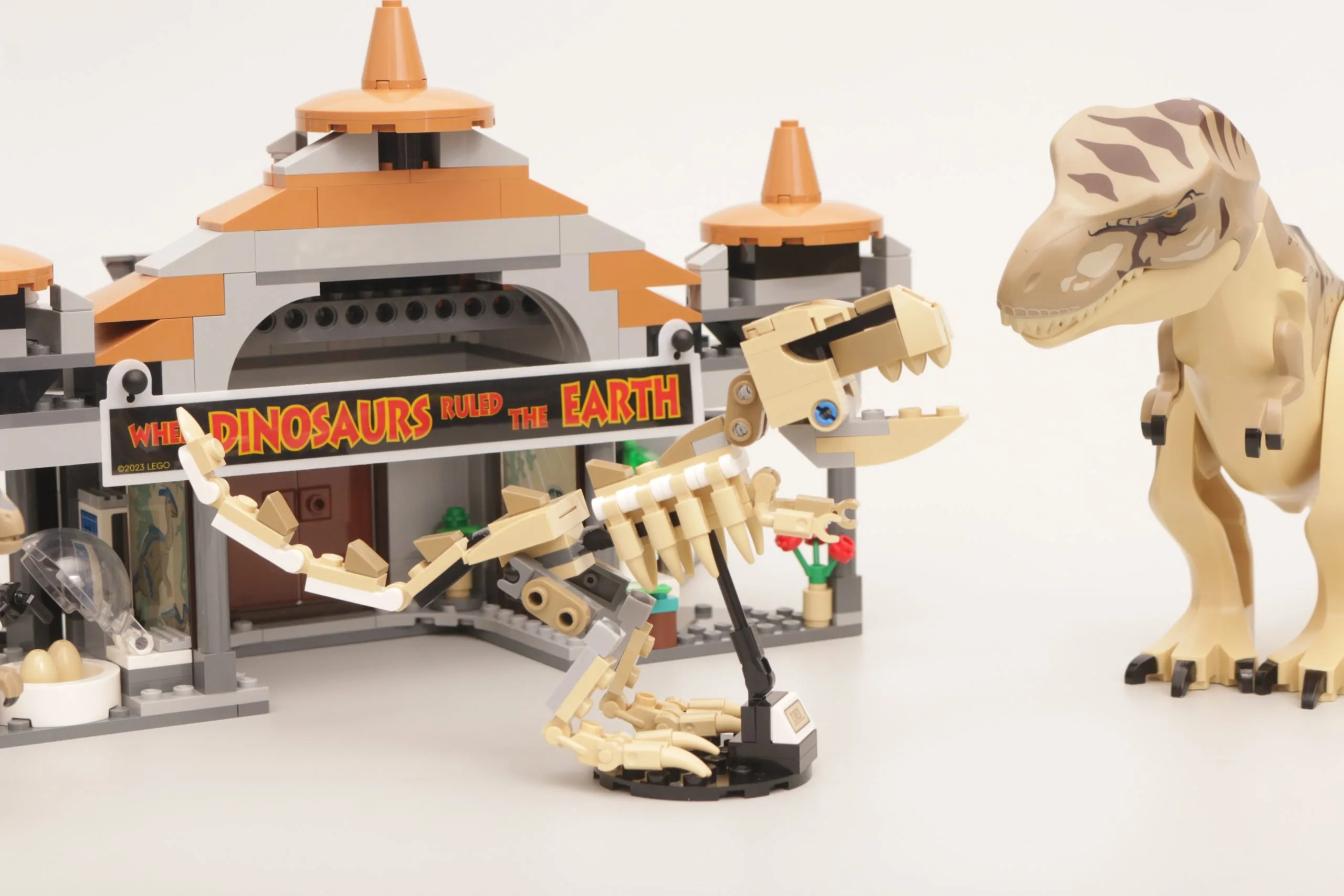 Con lăn Centrum dla zwiedzających LEGO 76961: recenzja tyranozaura i