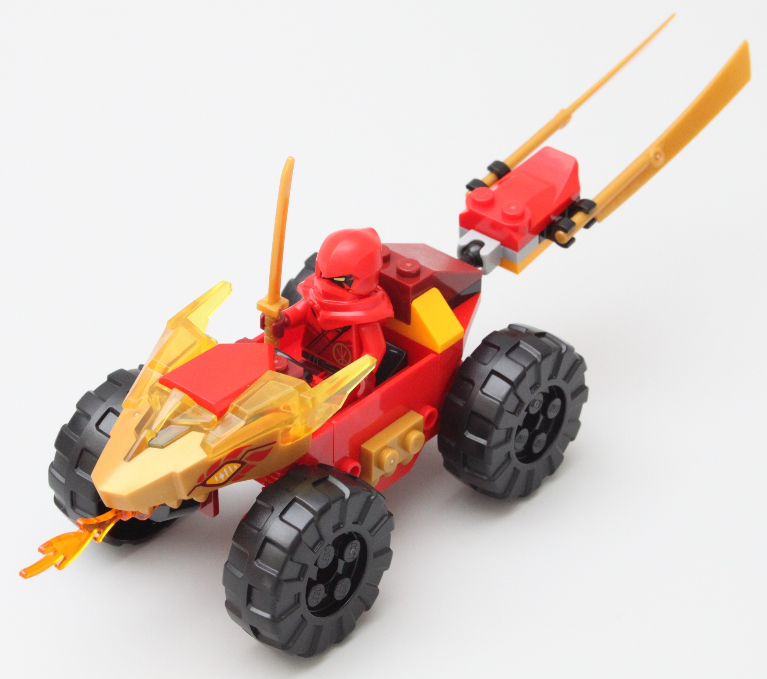LEGO NINJAGO 71789 Kai og Rass bil- og motorsykkelkamp anmeldelse 2 skala