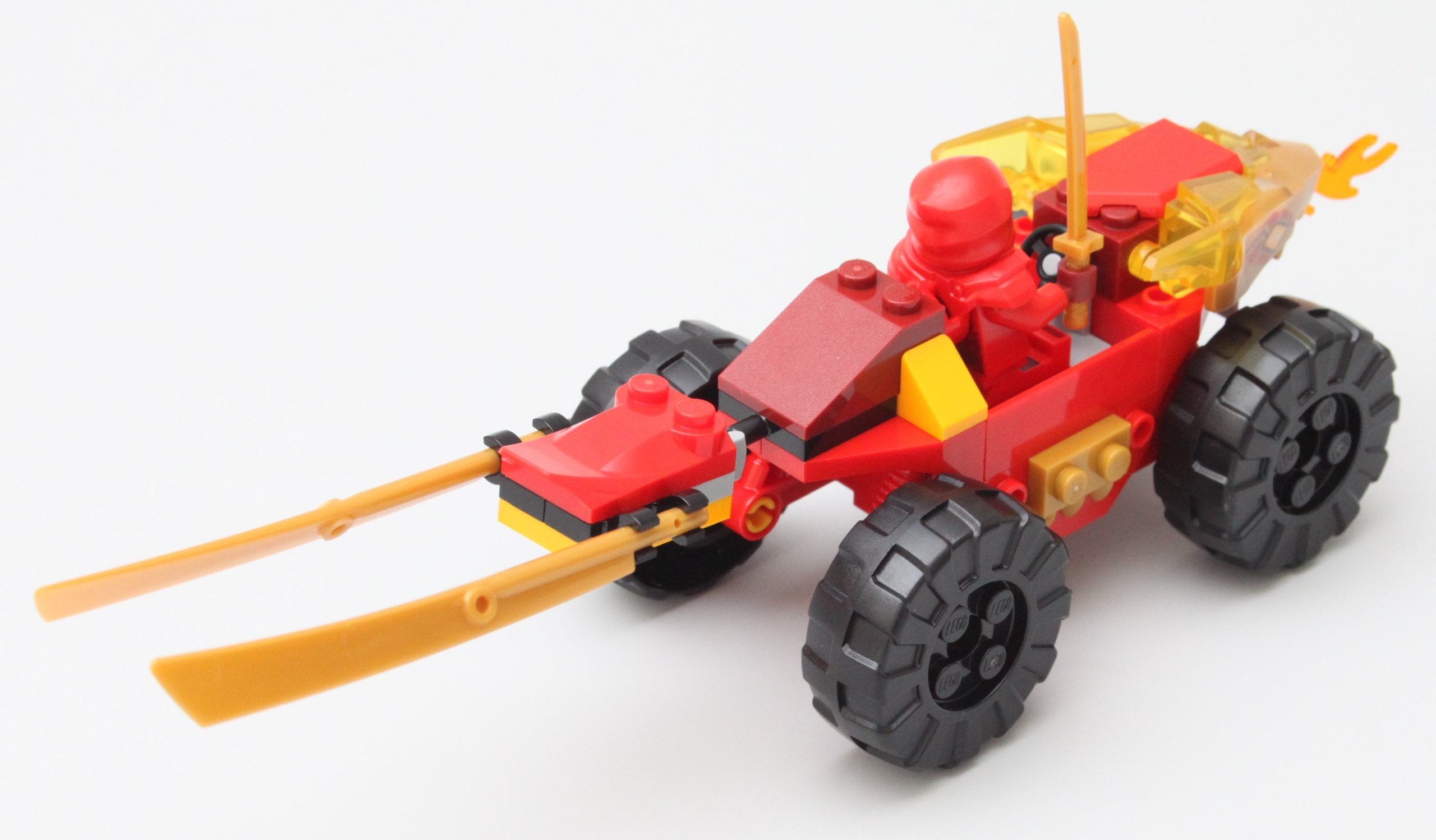 LEGO NINJAGO 71789 Kai og Rass bil- og motorsykkelkamp anmeldelse 3 skala