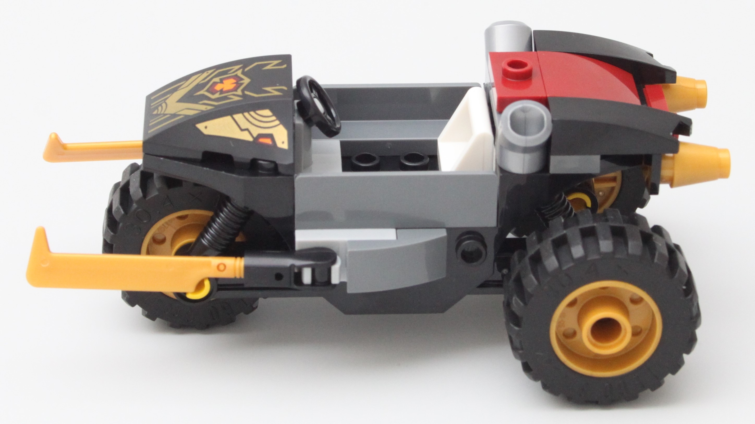 LEGO NINJAGO 71789 Kai og Rass bil- og motorsykkelkamp anmeldelse 8 skala