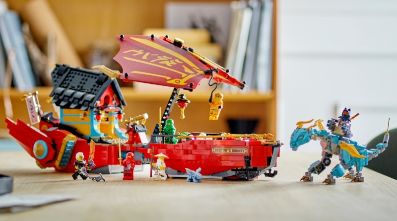LEGO NINJAGO 71799 – Schicksals-Kopfgeldrennen gegen die Zeit – Lebensstil vorgestellt