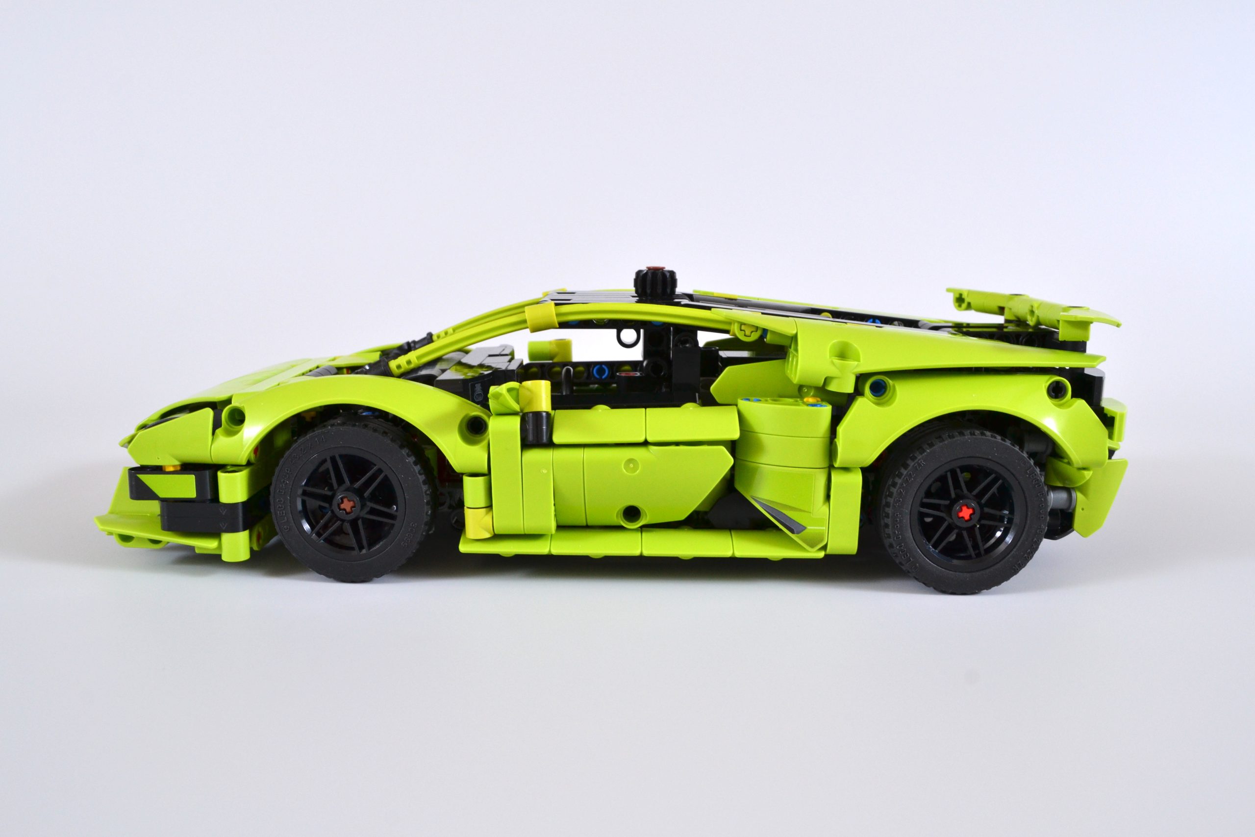 ▻ Review: LEGO Technic 42161 Lamborghini Huracán Tecnica - HOTH