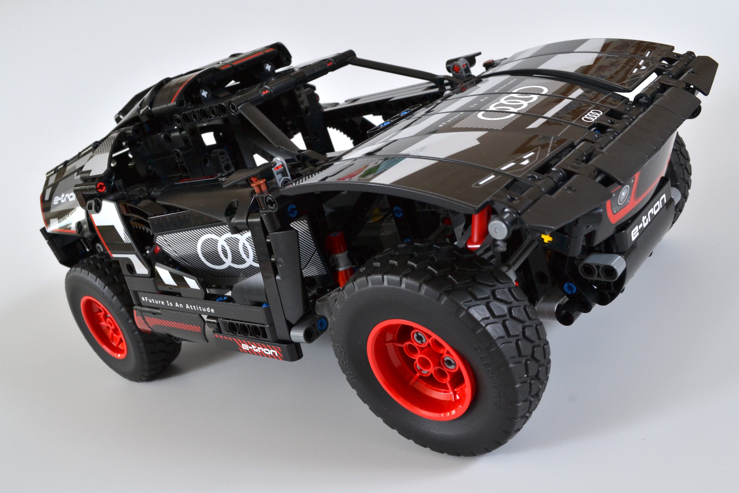 LEGO Technic 42160 Audi RS Q e-tron electric car review