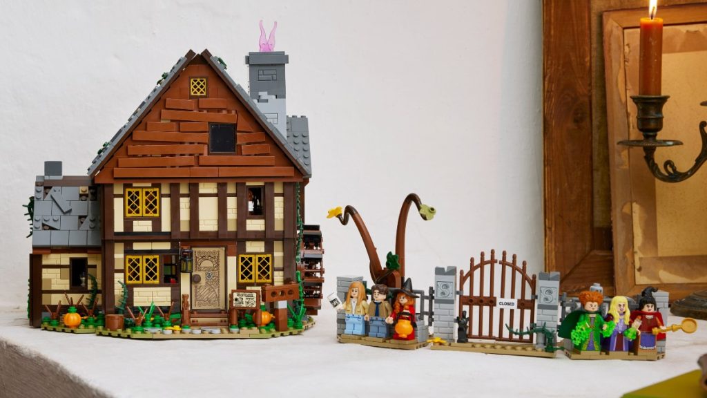 LEGO Ideas 21341 Hocus Pocus – El estilo de vida de las Sanderson Sisters Cottage 3 destacado 1024x576