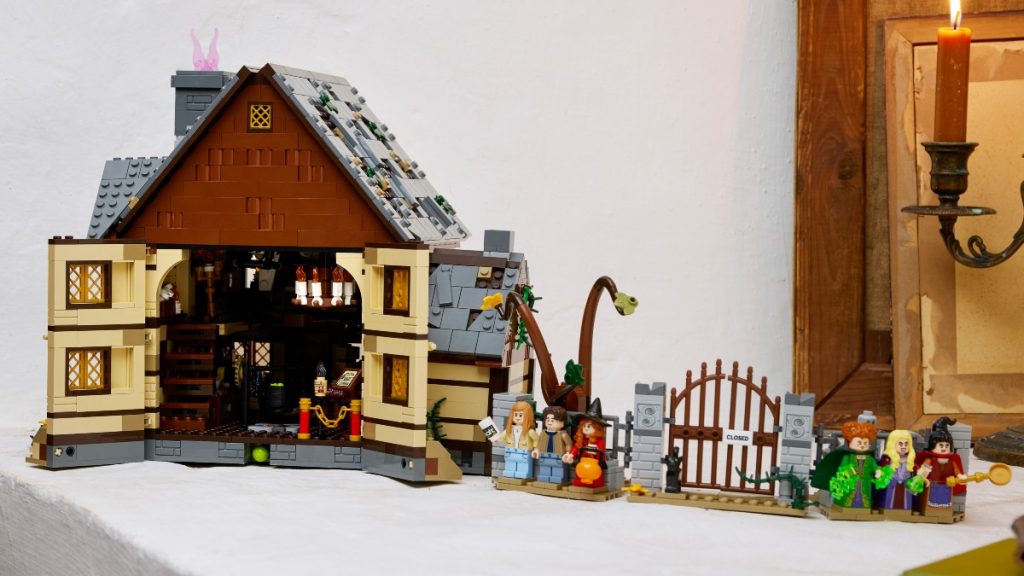 LEGO Ideas 21341 Hocus Pocus – El estilo de vida de las Sanderson Sisters Cottage 4 destacado 1024x576