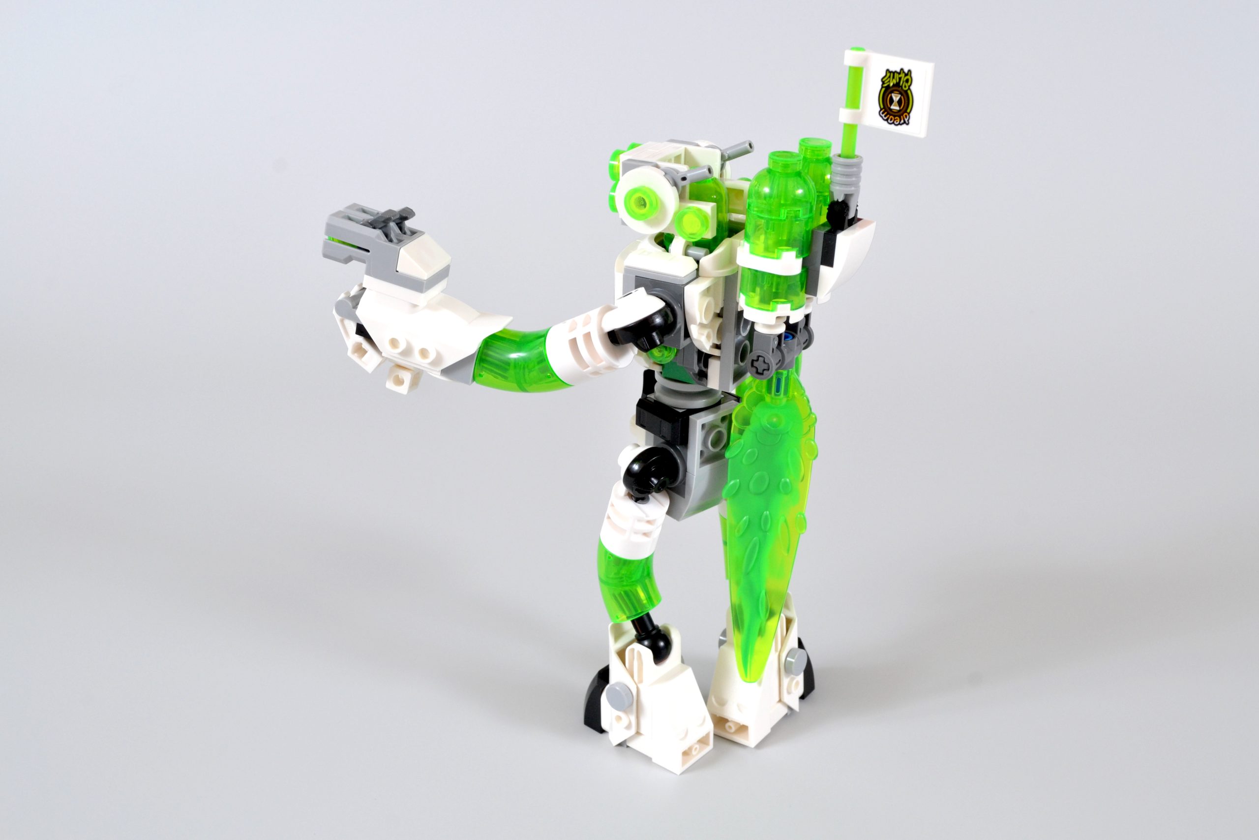 Un robot lego con una testa di girasole e un occhio verde.