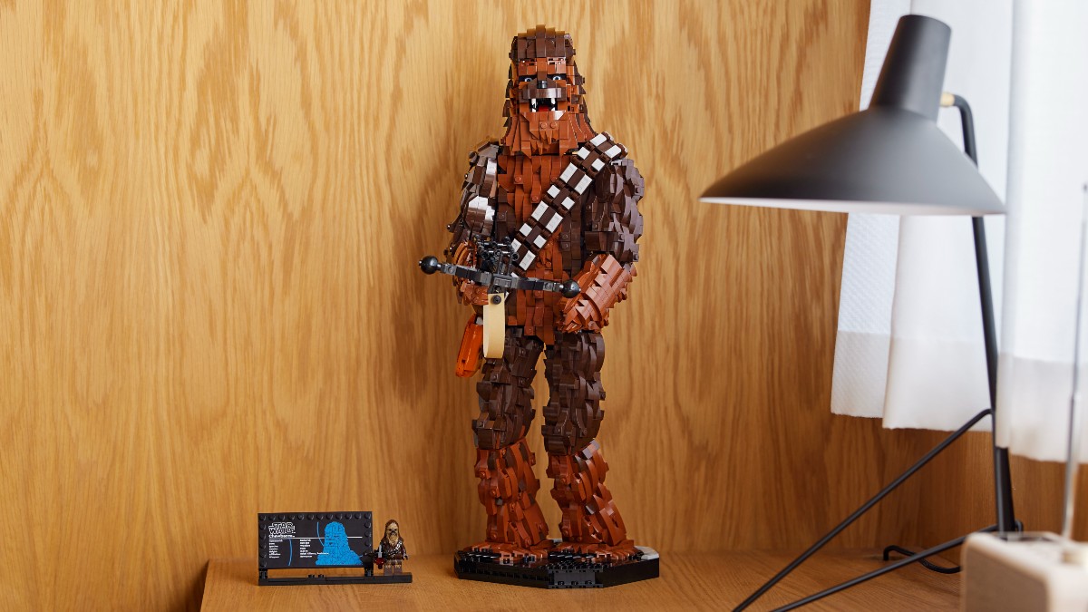 https://www.brickfanatics.com/wp-content/uploads/2023/07/LEGO-Star-Wars-75371-Chewbacca-lifestyle-desk-featured.jpg