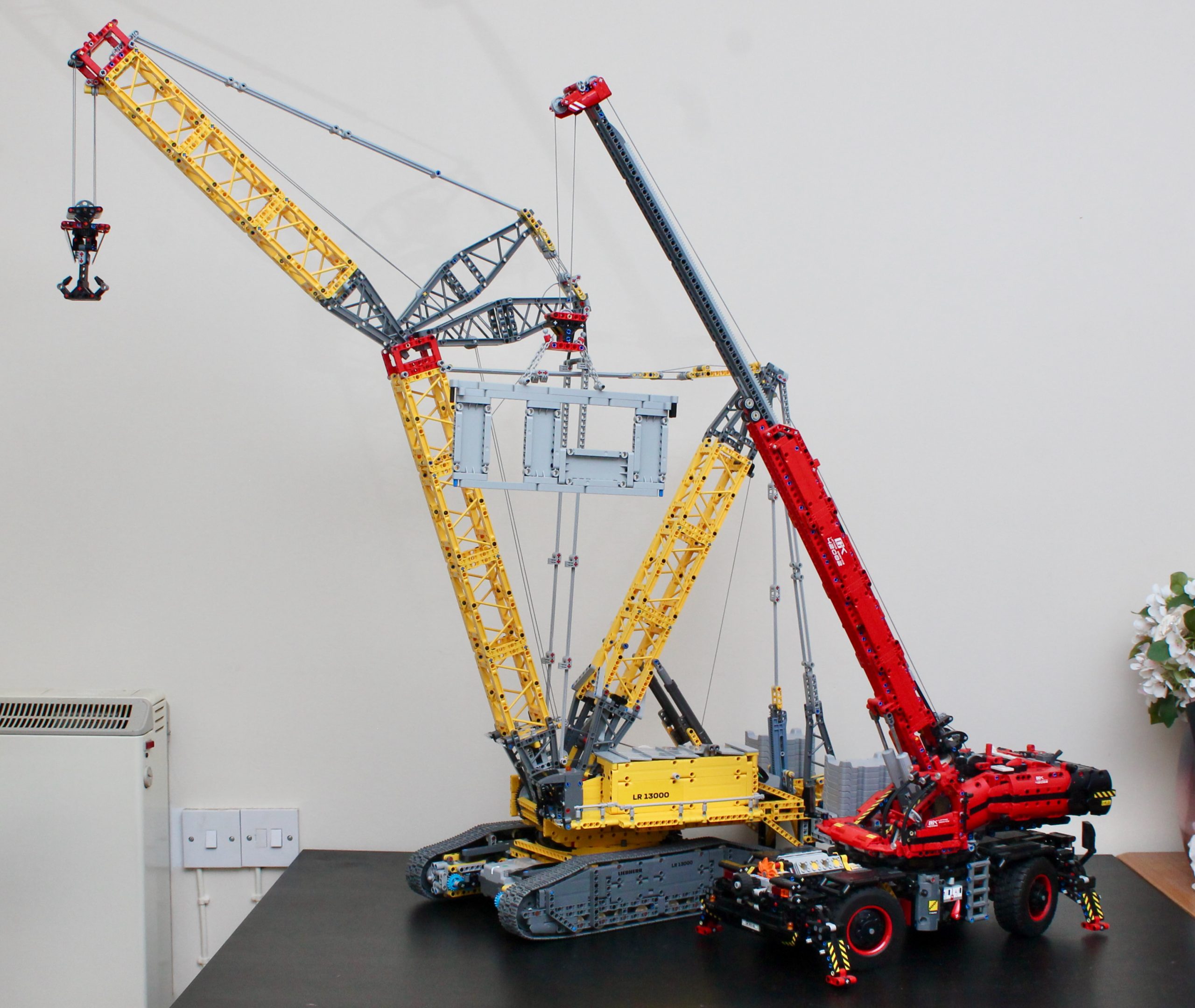 LEGO Technic 42146 Liebherr Crawler Crane LR 13000 review
