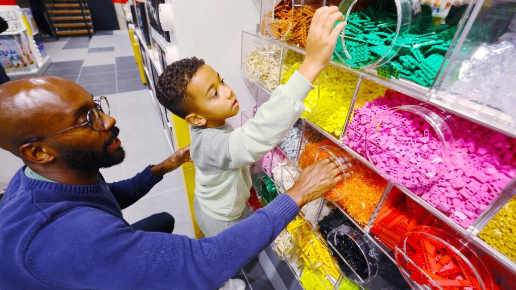 LEGO Store father and son featured 1024x576