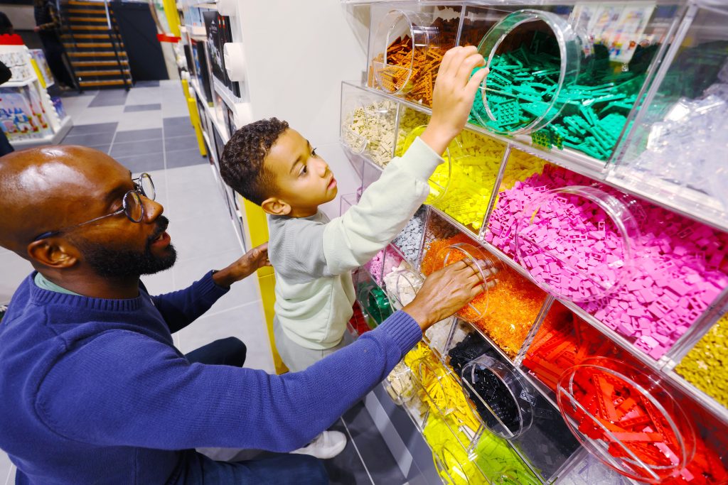 LEGO store father and son 1024x683