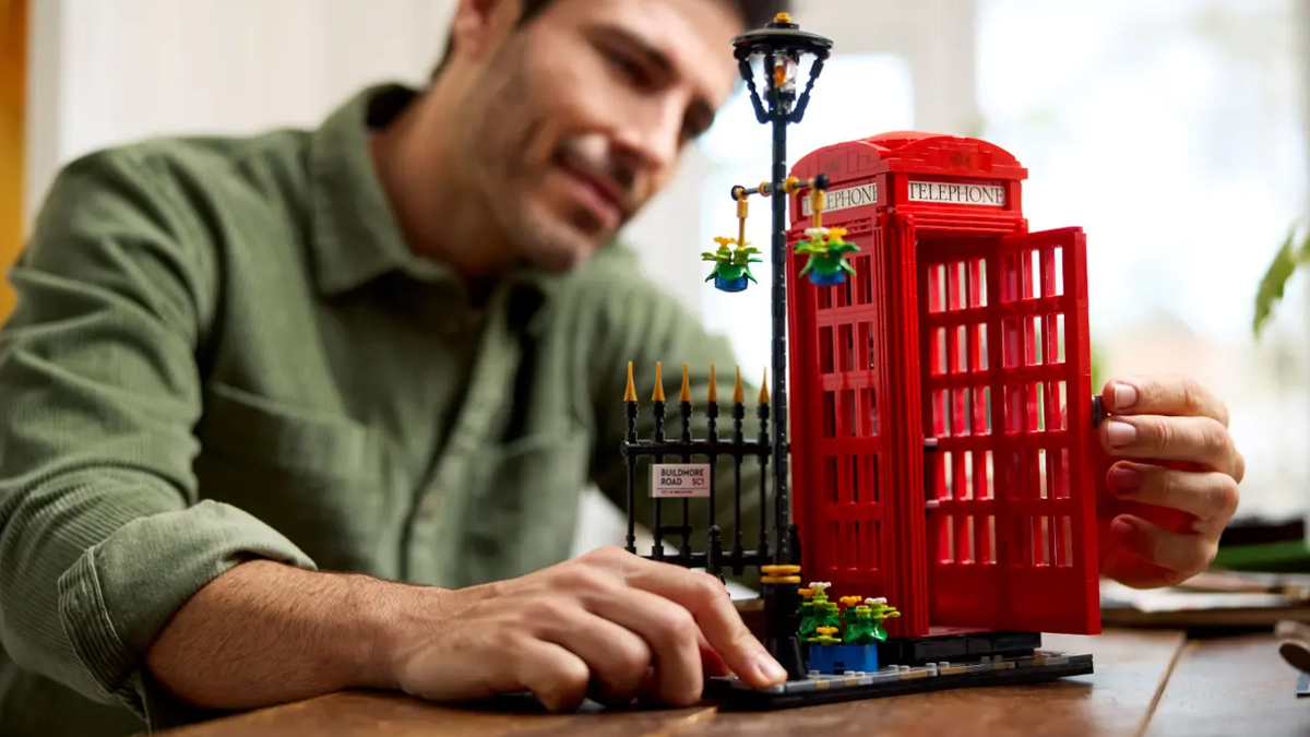 Five things you missed in LEGO Ideas London Telephone Box