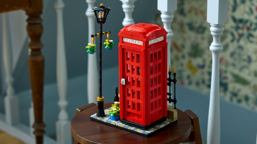 LEGO Ideas 21347 cabine telefônica vermelha de Londres estilo de vida em destaque 4 1024x576
