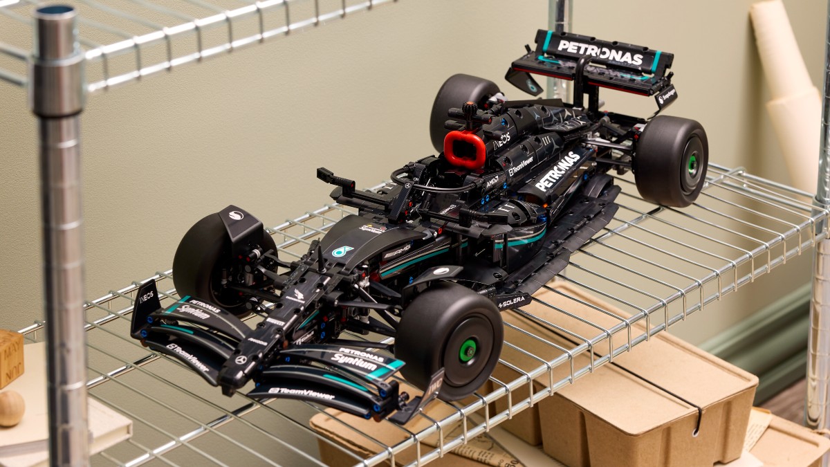 42171 Mercedes AMG F1 W14 E Performance estilo de vida em destaque