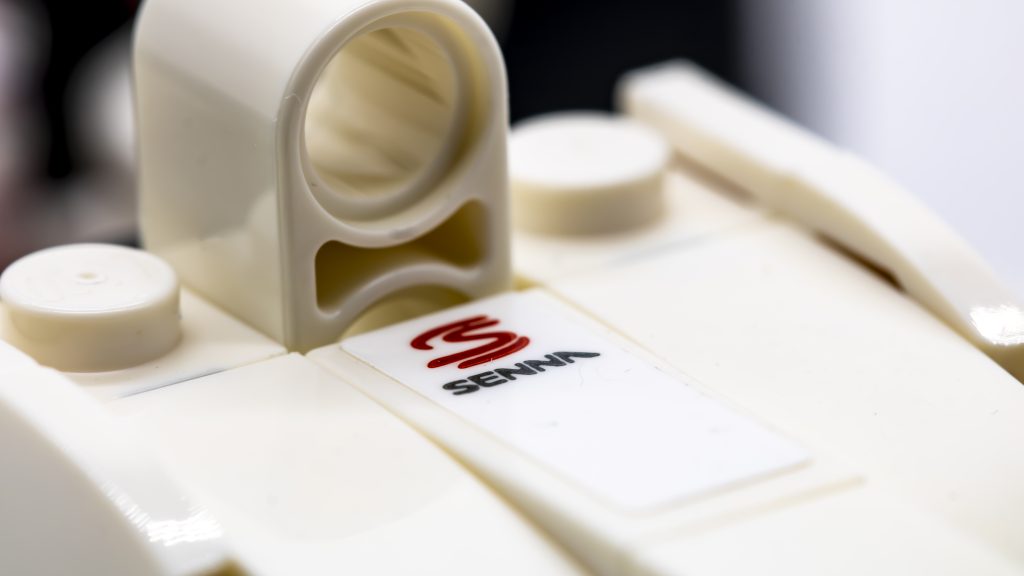 LEGO Icons 10330 McLaren MP4 Ayrton Senna 37 1024x576