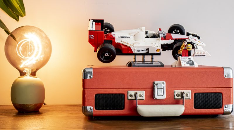 LEGO Icons 10330 McLaren MP4 Ayrton Senna lifestyle 5 scaled
