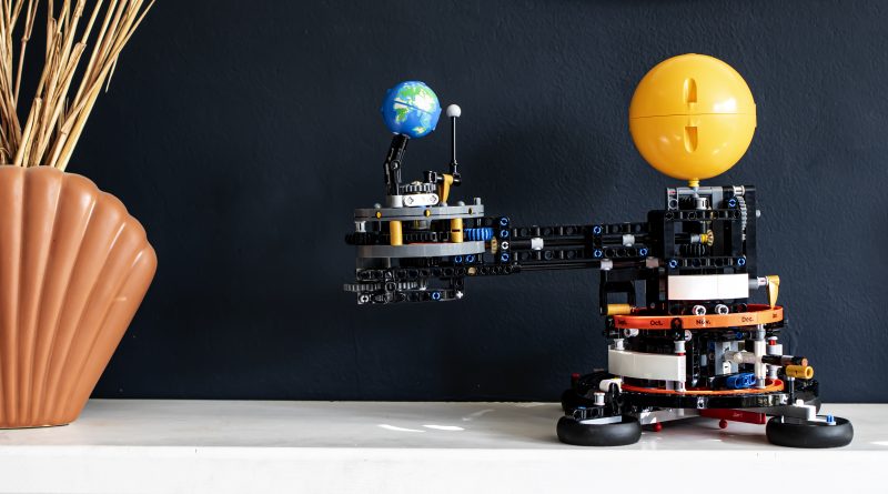 LEGO Technic 42179 Planeet Earth en Moon in Orbit recensie