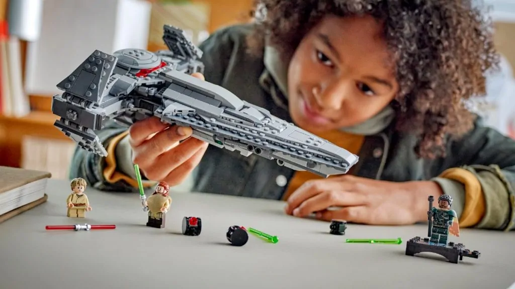 LEGO Star Wars 75383 Darth Maul Sith Infiltrator Lifestyle 2 (1024x576)