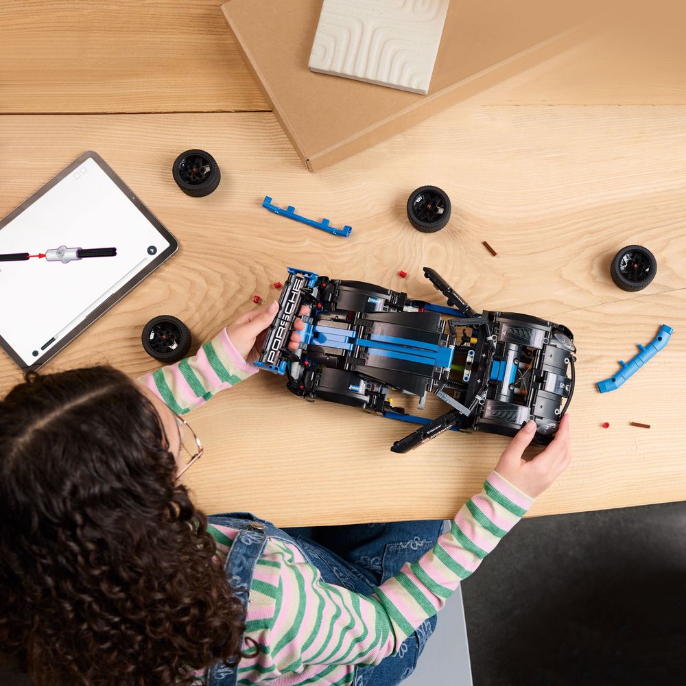 42176 LEGO Porsche GT4 e Performance Rennwagen 2