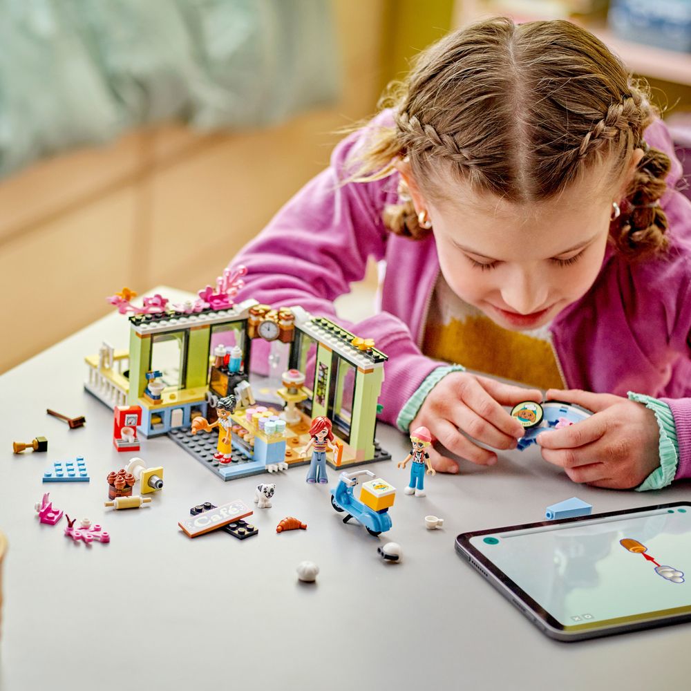 LEGO Friends 42618 Heartlake City Cafe 6