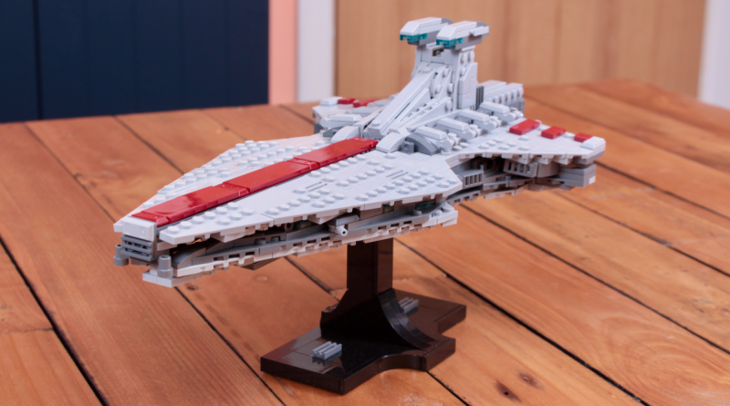 How to build a midi-scale LEGO Star Wars Venator using just one set (and 13 extra pieces)