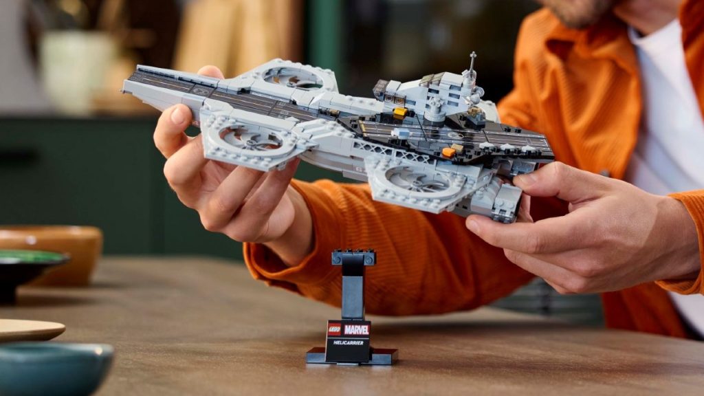 LEGO Marvel 76295 Helicarrier Lifestyle (1024x576)