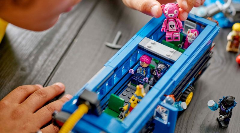 Lego Fortnite 77073 Autobús de batalla Líder del equipo de abrazos destacado