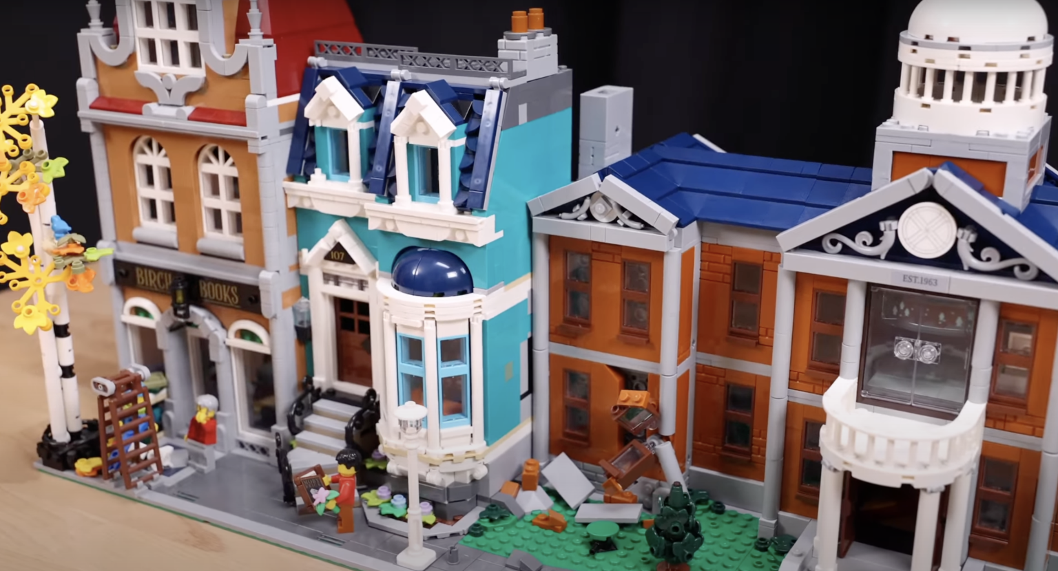 Should the LEGO XMansion be displayed with Marvel modulari ili