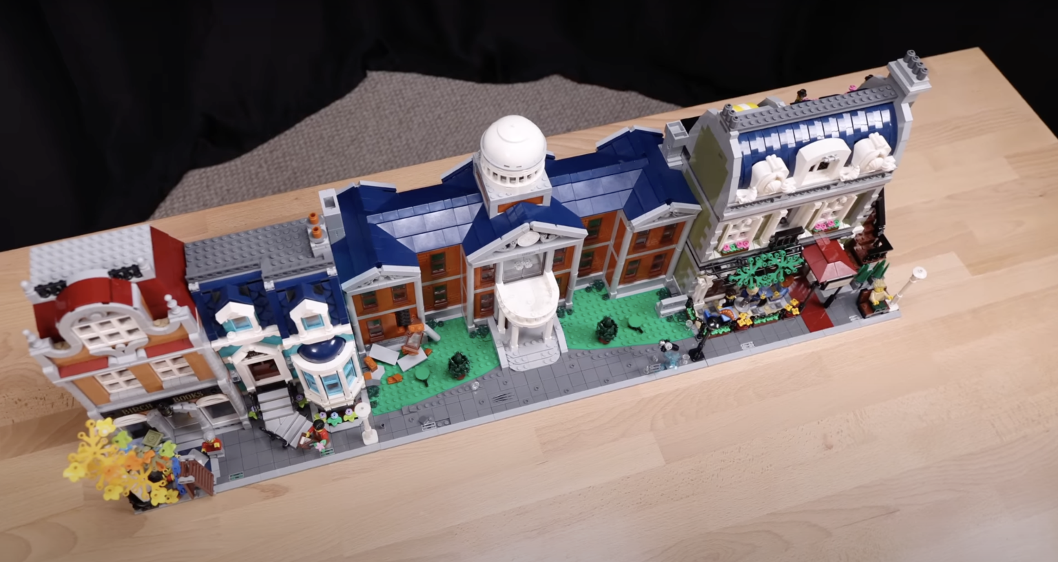Should the LEGO XMansion be displayed with Marvel Modulare oder