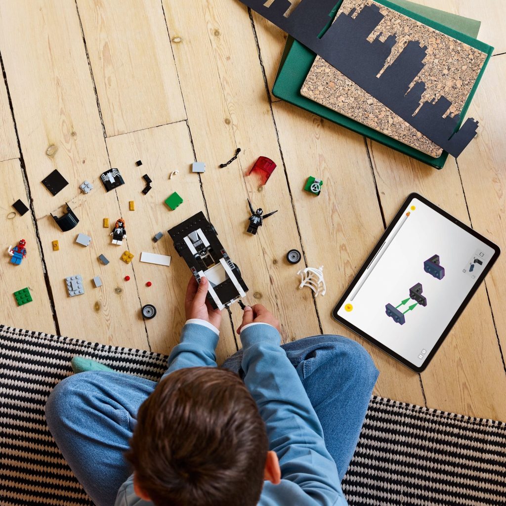 Klocki LEGO Super Heroes Spider Man kontra muscle car Venoma 76309 lifestyle 1024x1024