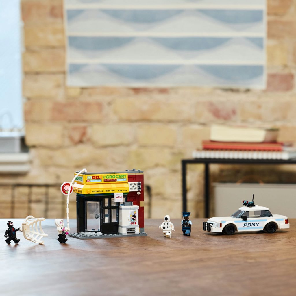 LEGO 76311 Marvel Multiwersum Miles Morales kontra Spot Lifestyle3 1024x1024